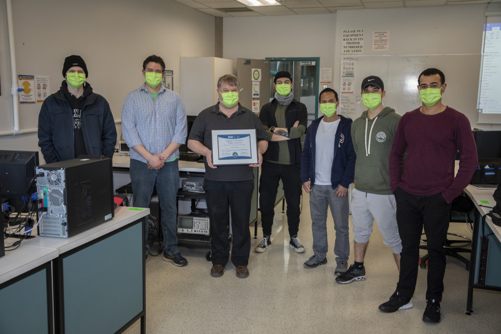 Chair Alan Duncan with certificate and students