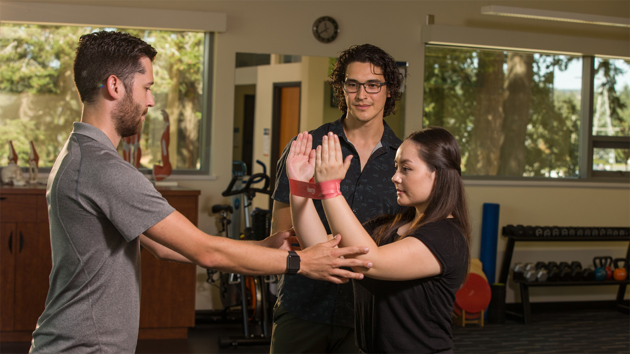 athletic therapist and student therapist providing assessment and treatment to a client in the aet clinic at camosun's interurban campus